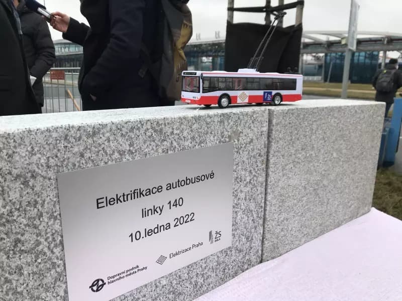 Prahu znovu propojí trolejbusová linka. Elektrizace MHD odstartovala z Palmovky
