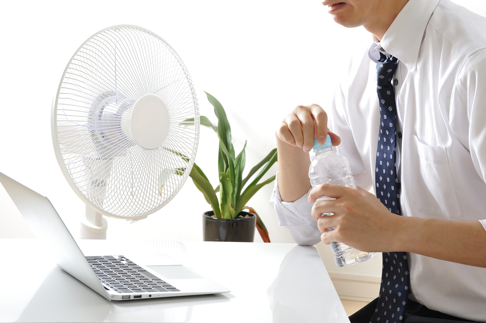 Je vám v kanceláři horko? Máme tradiční i netradiční tipy, jak se ochladit