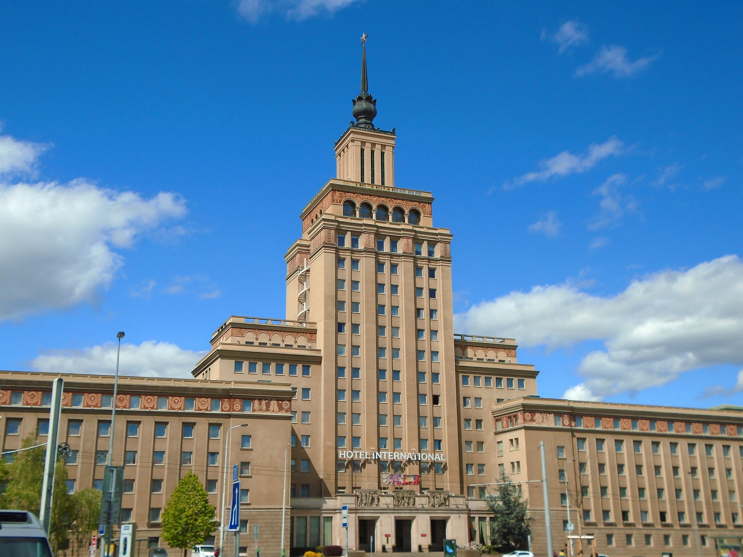 Hotel International v pražských Dejvicích: Kontroverzní stavba má nesporné kvality