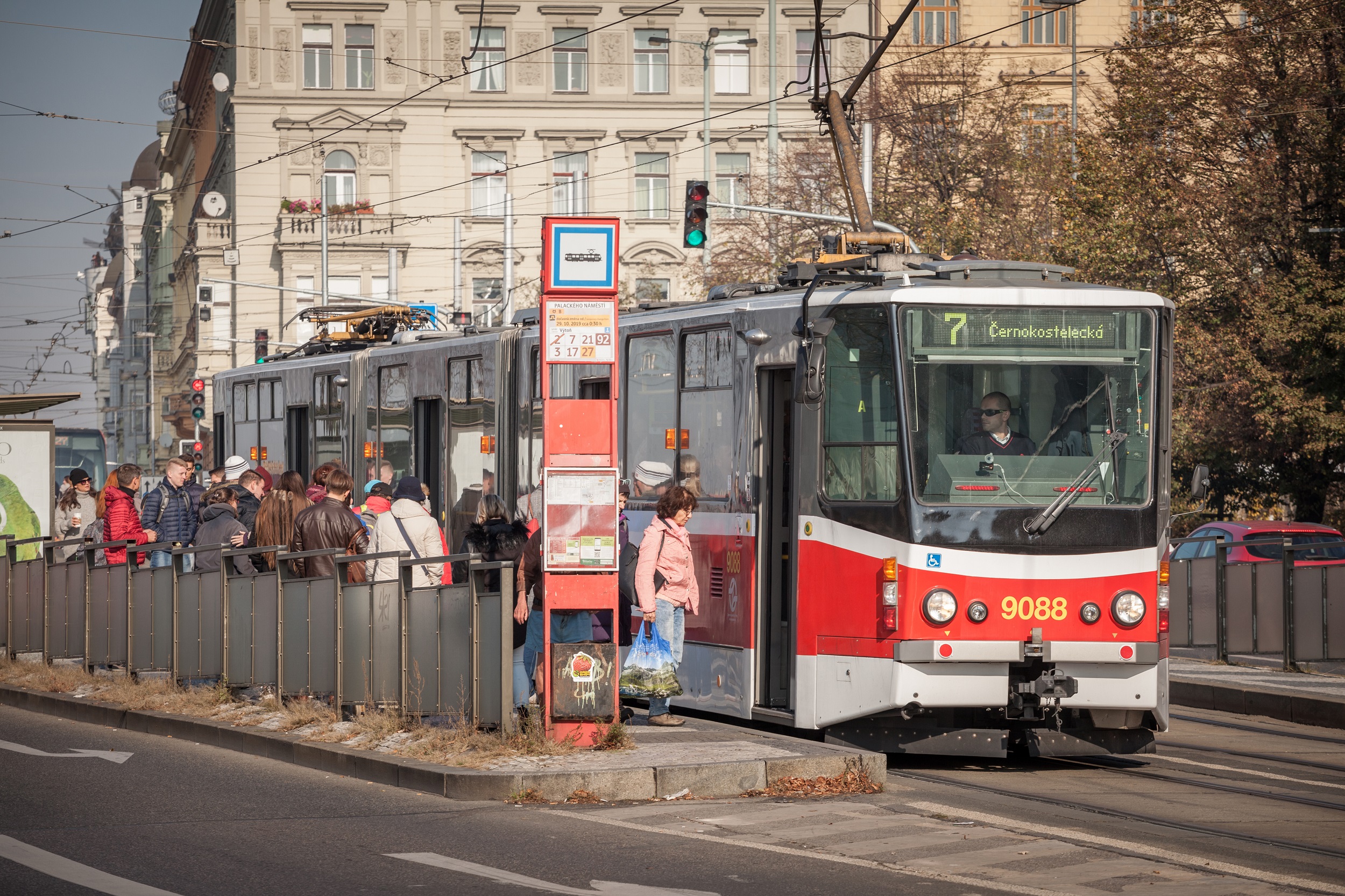 Praha vymění 700 zastávek MHD, omezí tím reklamy a vizuální smog