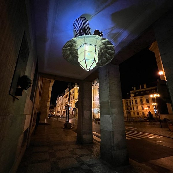 Viditelnost: Umělecká lampa v centru Prahy svítí dle aktivity dezinformačních webů