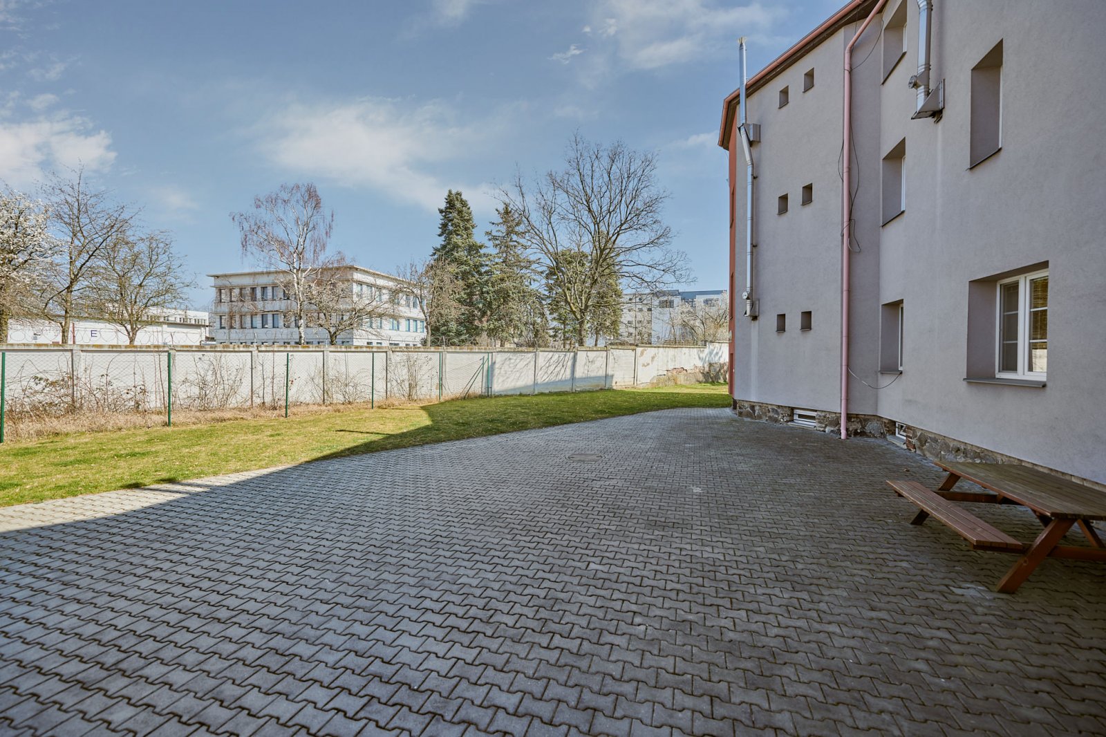 nebytová jednotka - kancelář U Pekáren 253/2, Praha 15, k.ú. Hostivař