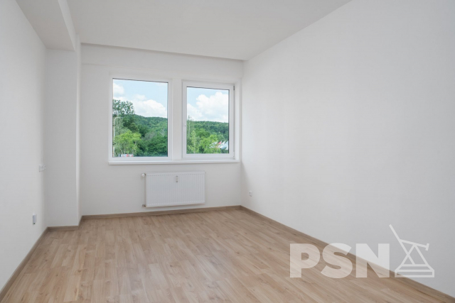 Pronájem bytu 1+kk s kuchyňskou linkou Peroutkova 81, Praha 5